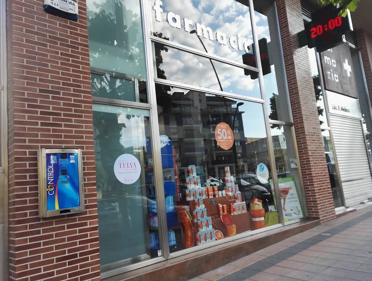 Escaparate y entrada de la Farmacia Rosa Melero García en Amorebieta-Etxano.