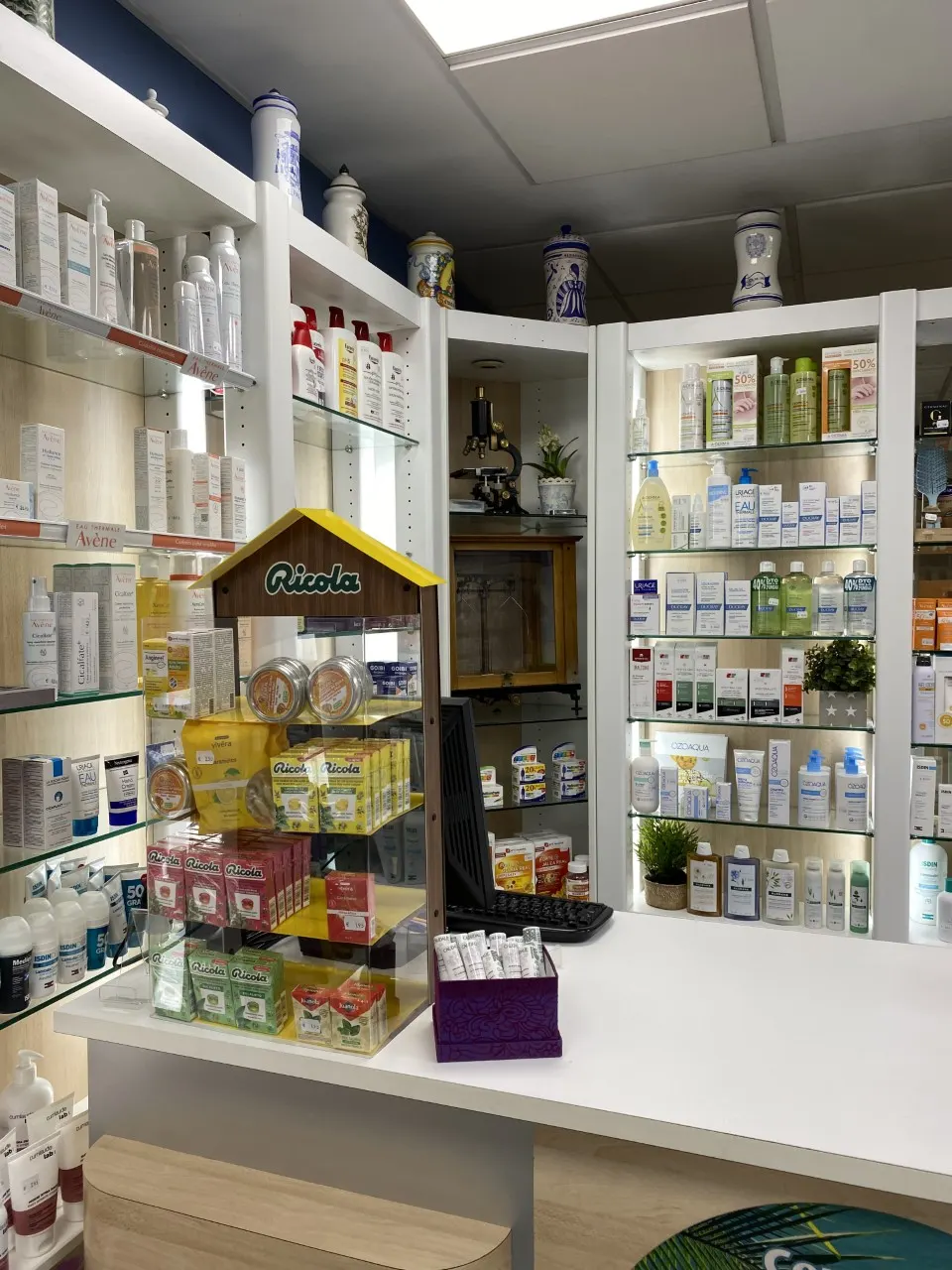 Mostrador y estanterías con productos en Farmacia Sagastizabal Salazar