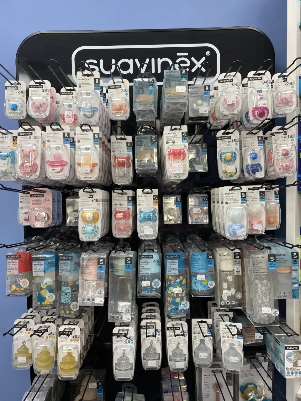 Expositor de chupetes y artículos para bebés en Farmacia Sagastizabal Salazar