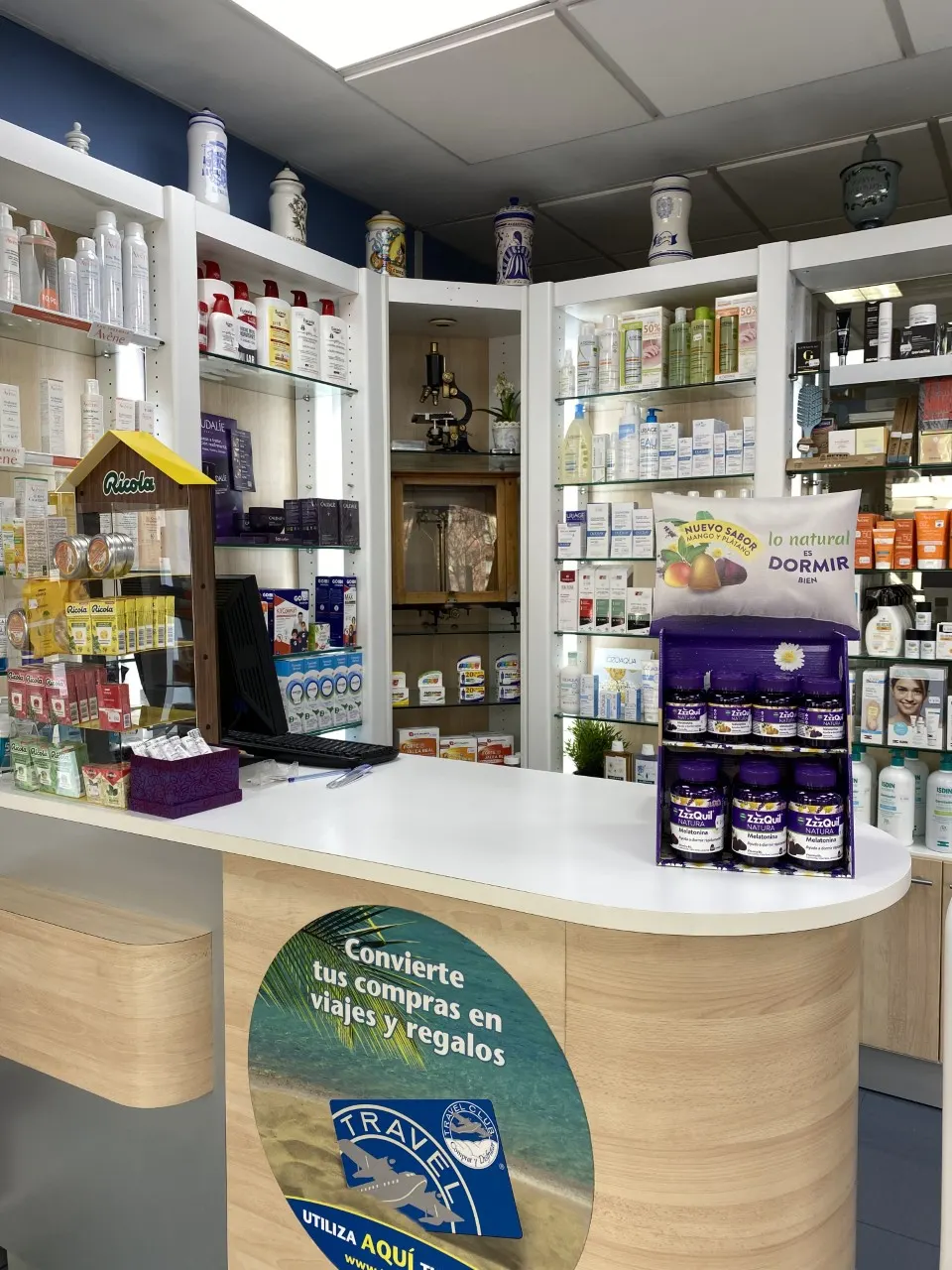 Vista del mostrador y productos de Farmacia Sagastizabal Salazar
