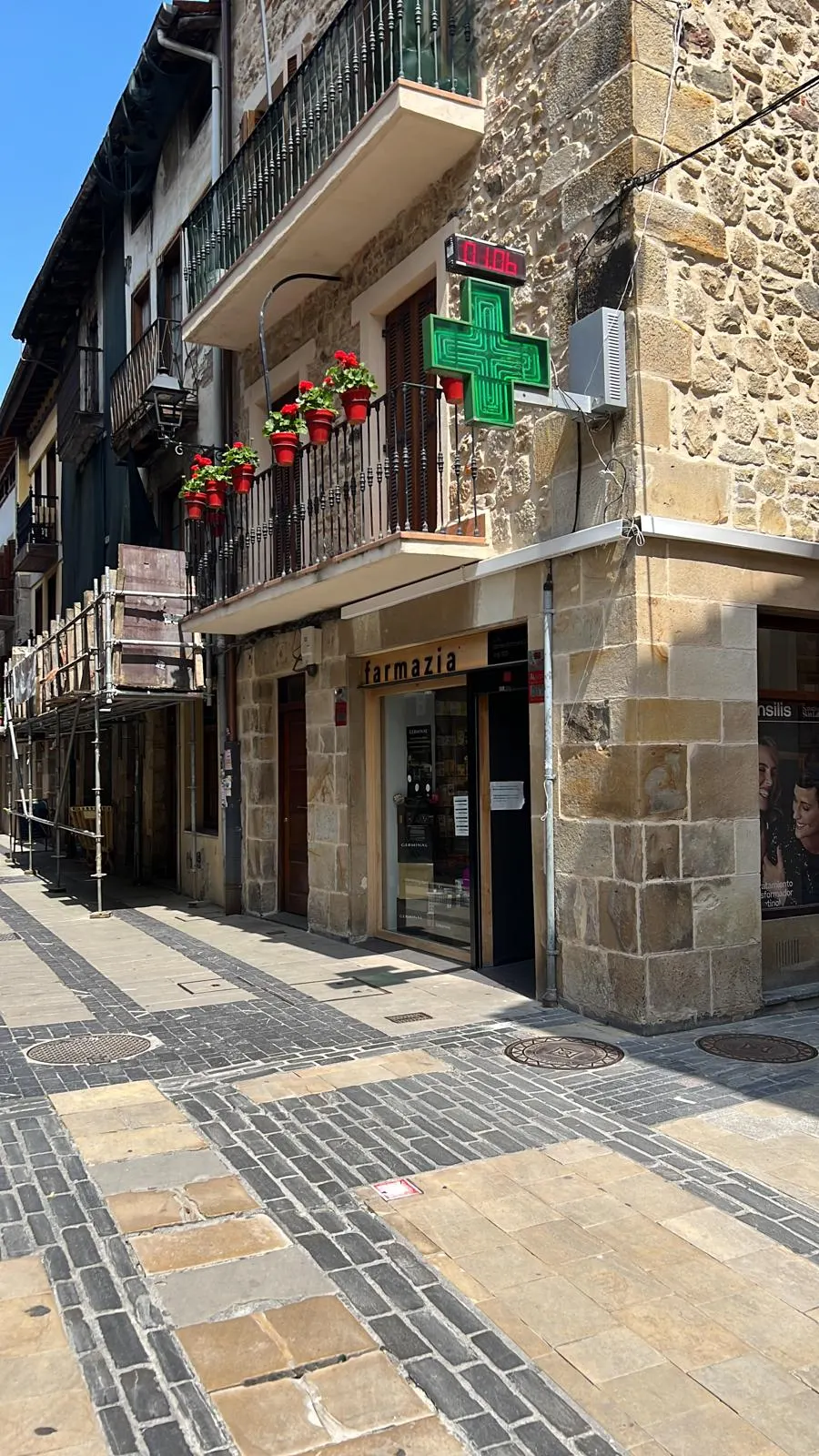 Farmacia Santamaria Diaz con su cruz verde en una calle de Elorrio