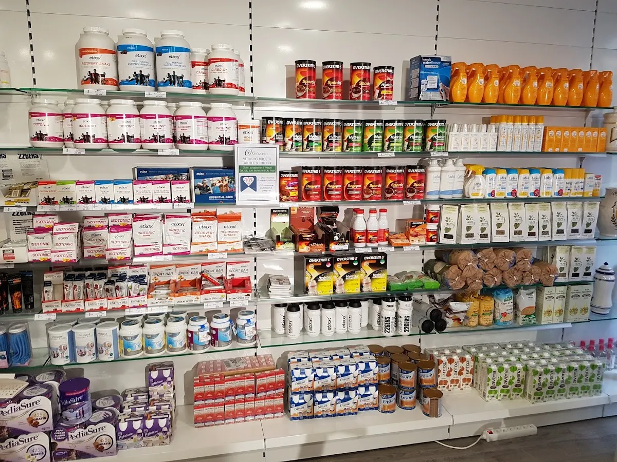 Estanterías de Farmacia Sarasketa con productos de farmacia y salud.