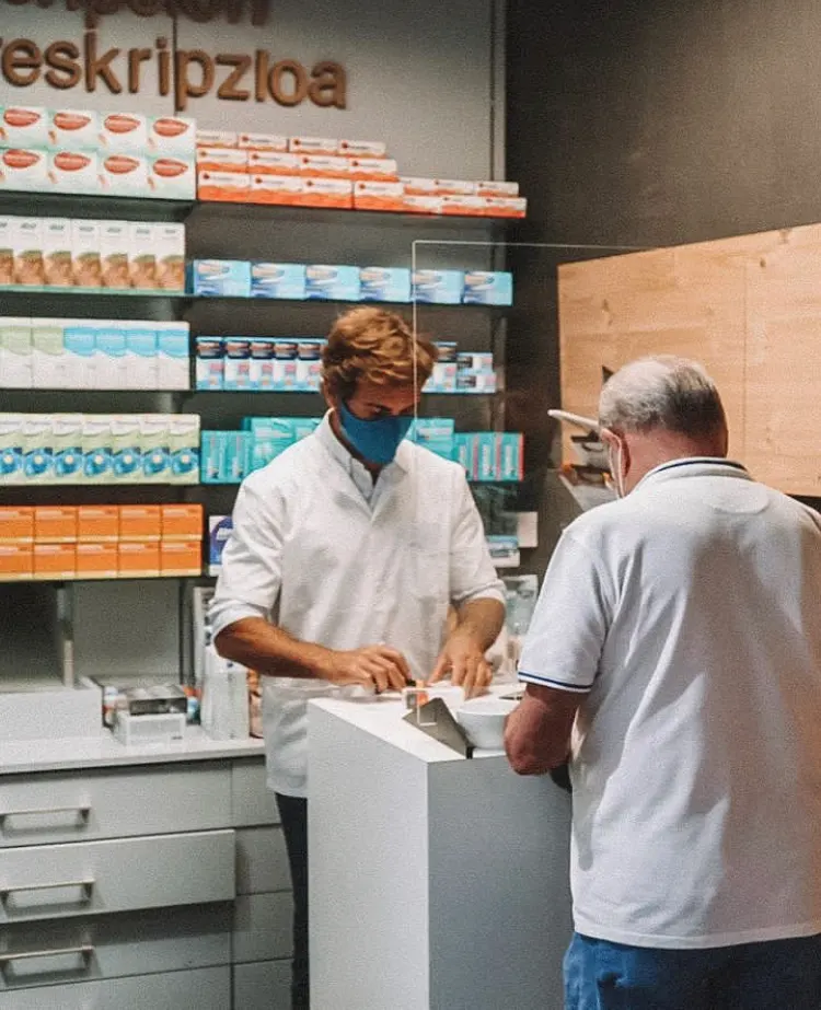 Atención a un cliente en el mostrador de Farmacia Sarasketa.