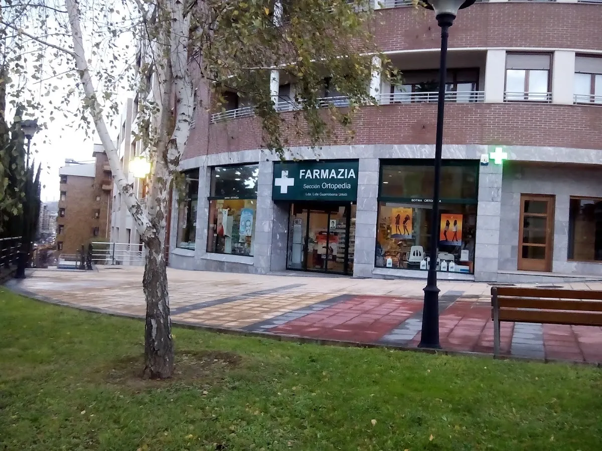 Exterior de FARMACIA SEC. ORTOPEDIA LIDE GUARROTXENA URKIDI en una esquina de Amorebieta-Etxano.