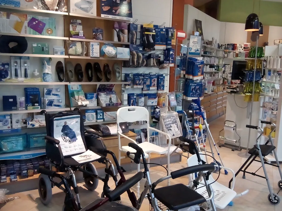 Interior de la sección de ortopedia, con ayudas para la movilidad y productos expuestos.