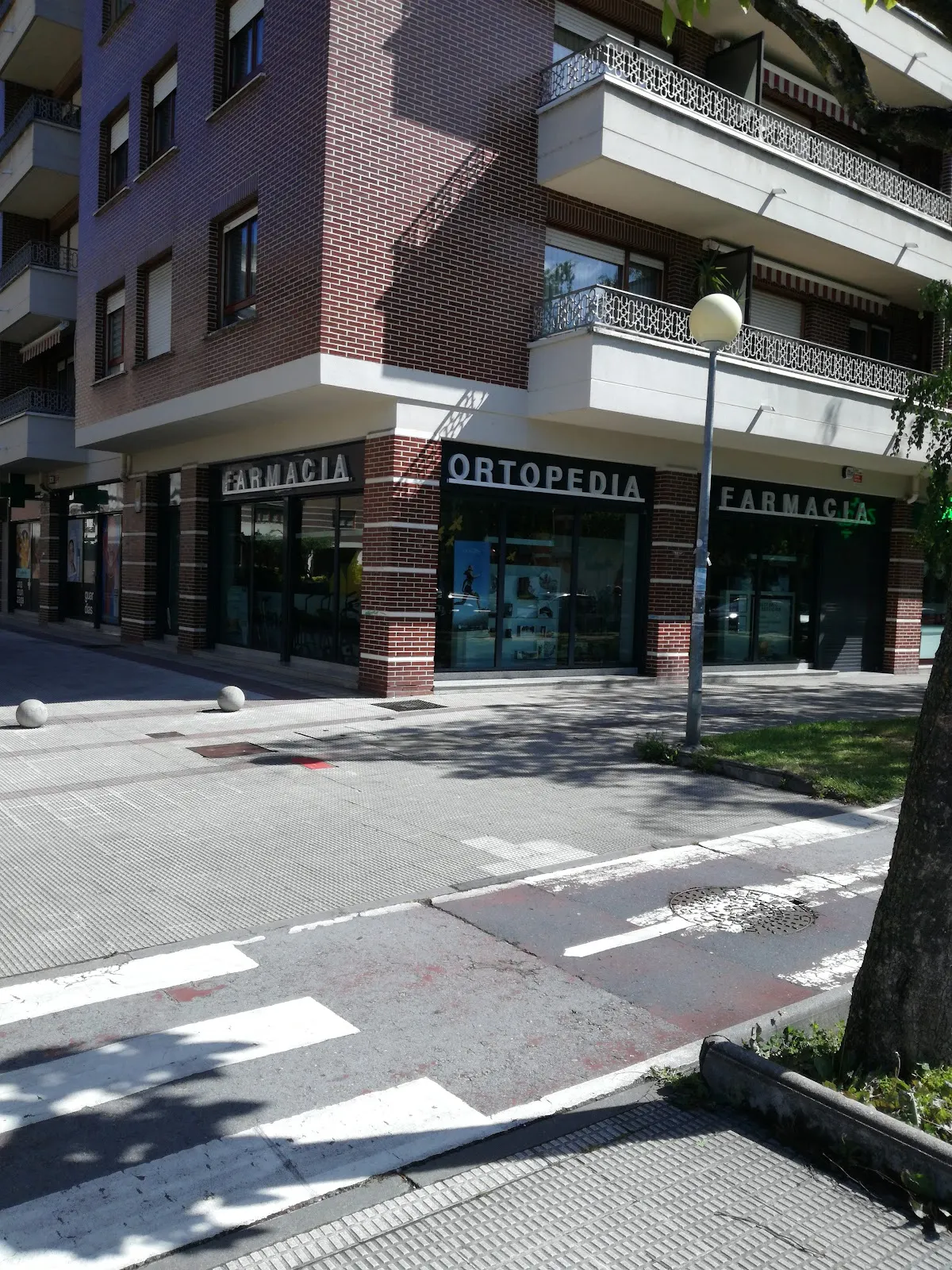 Fachada de Farmacia Unamunzaga en una esquina de Durango