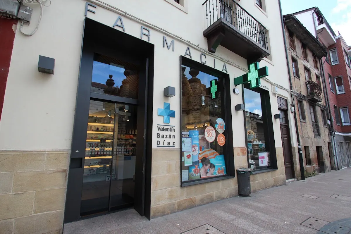 Fachada de la Farmacia Valentín Bazán Díaz en Durango, con el rótulo y las cruces verdes.