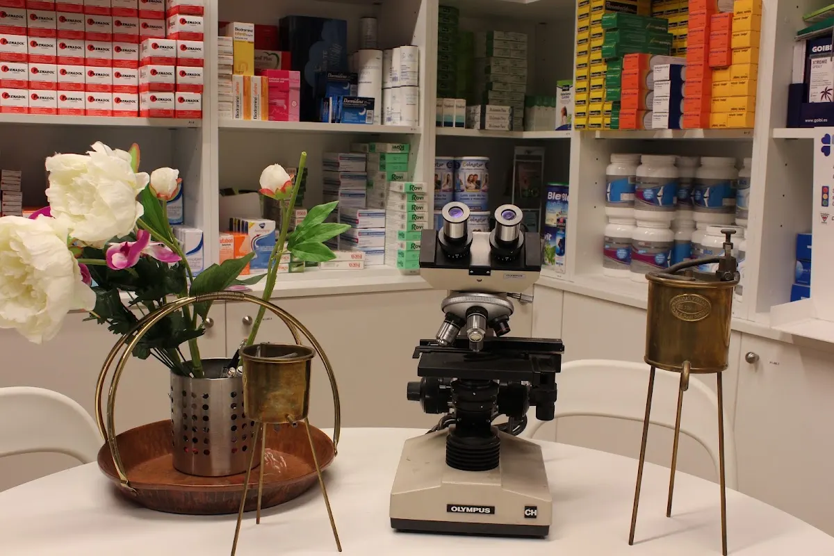 Microscopio y material de laboratorio en el interior de la Farmacia Valentín Bazán Díaz.