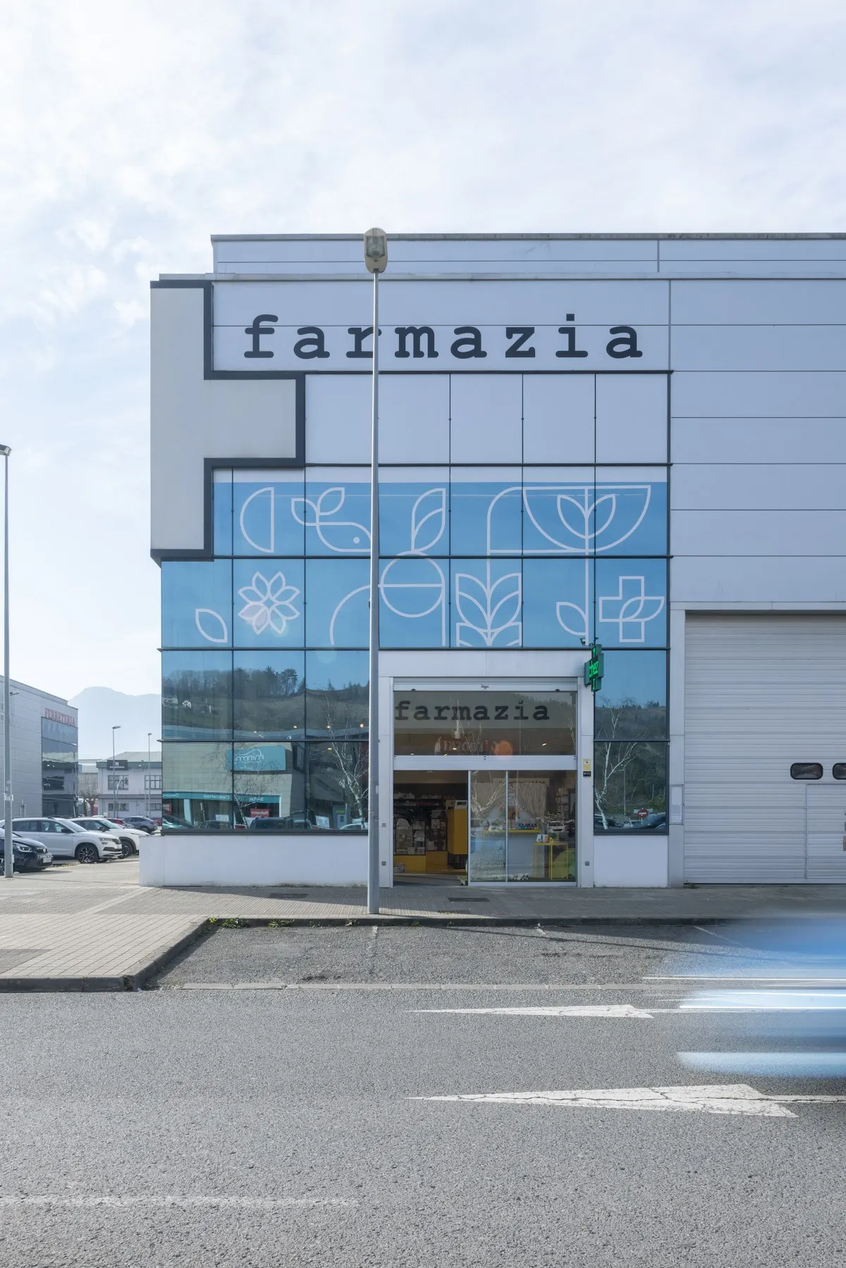 Exterior de Farmazia Miren Itziar Sanchez Robles en Abadiño, con el rótulo de farmacia.