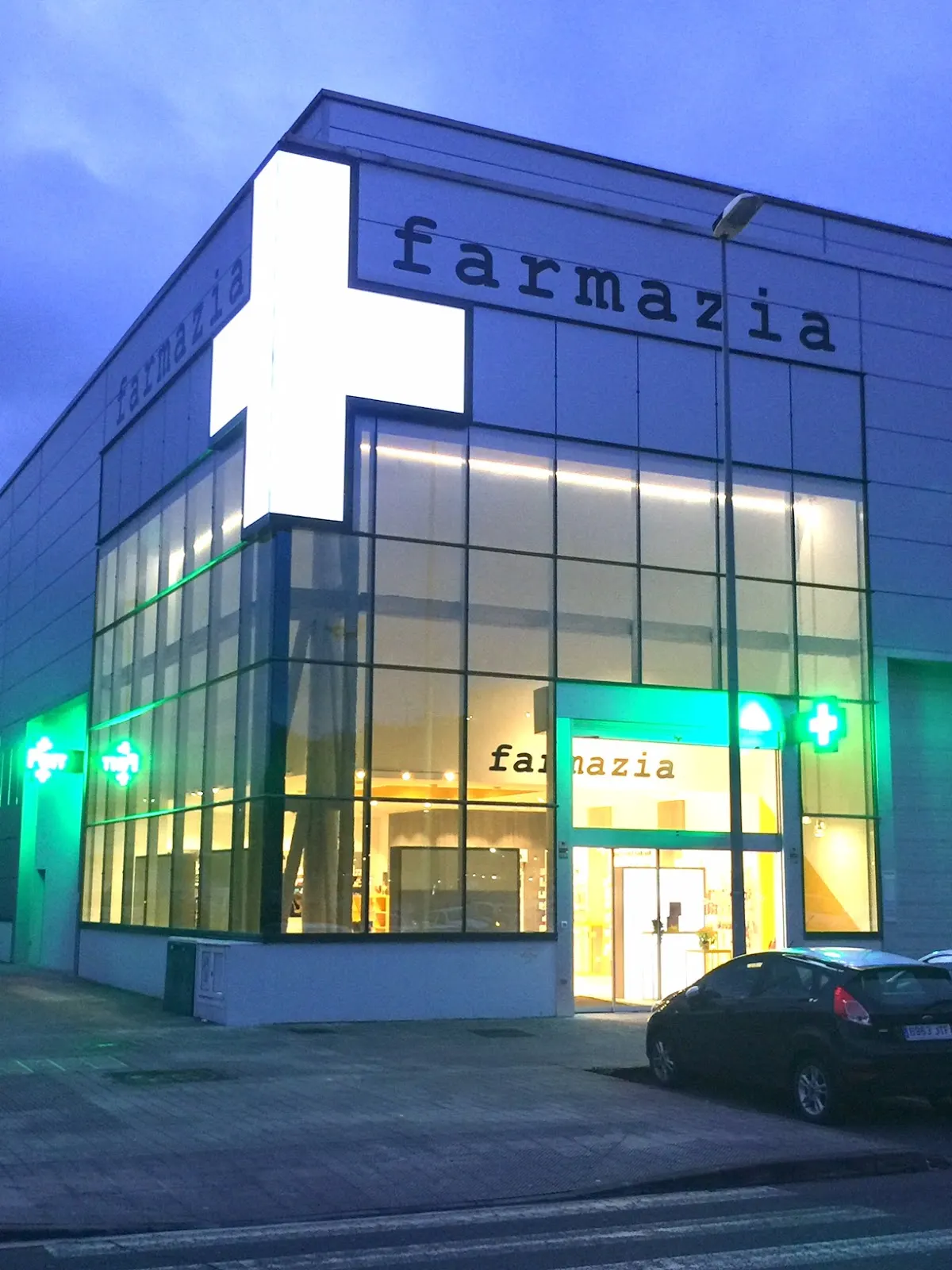 Farmazia Miren Itziar Sanchez Robles iluminada al anochecer.