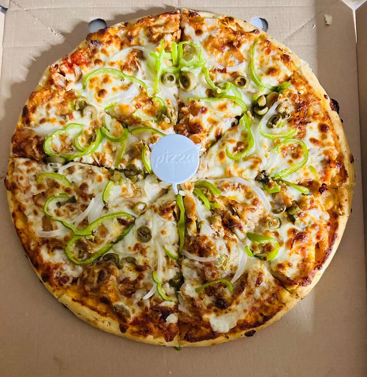 Pizza de FAST FOOD DURANGO con queso, pimiento verde, cebolla y aceitunas, dentro de una caja.