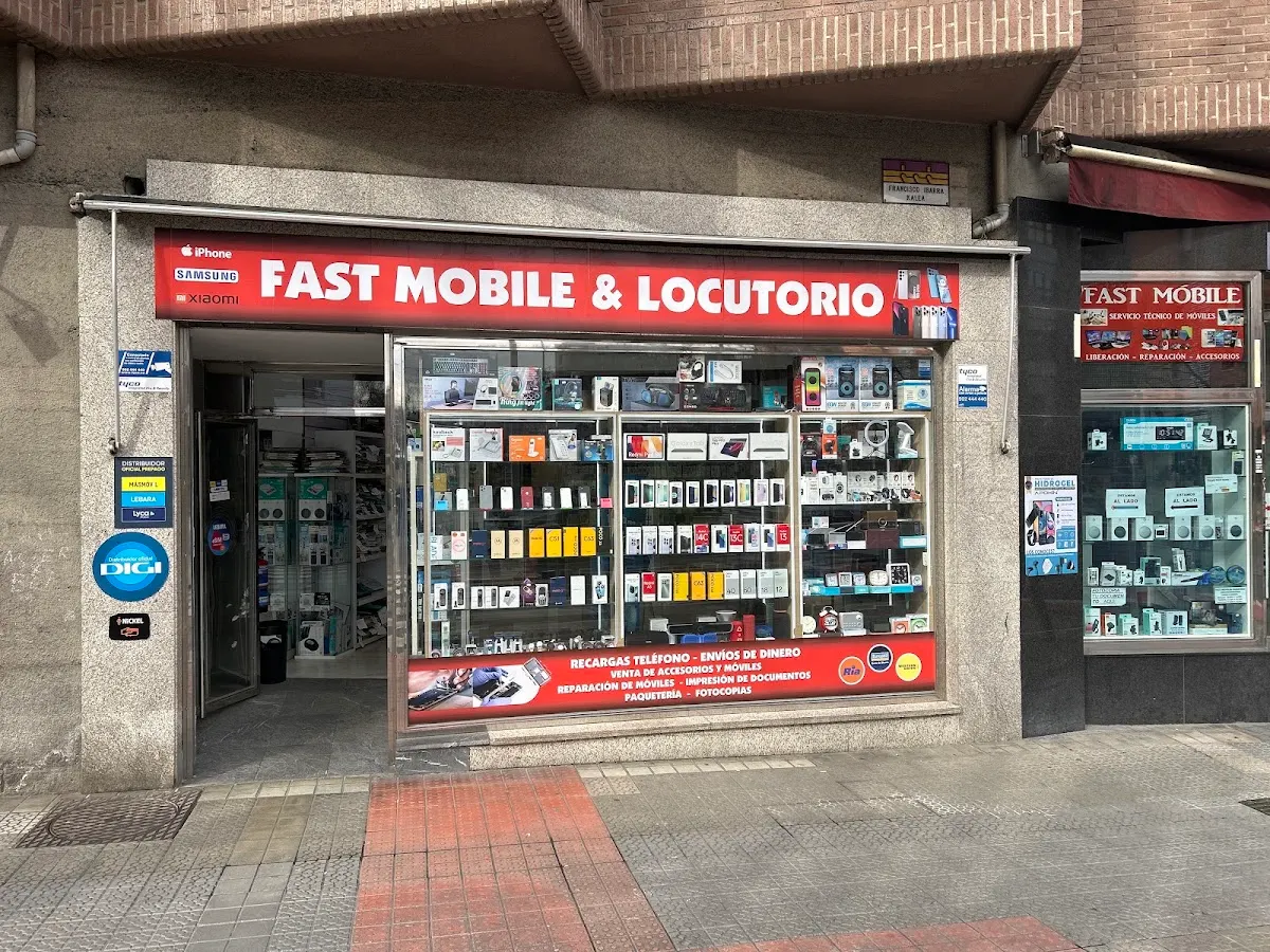 Fachada de Fast Mobiles Durango con el rótulo de tienda de móviles y locutorio.
