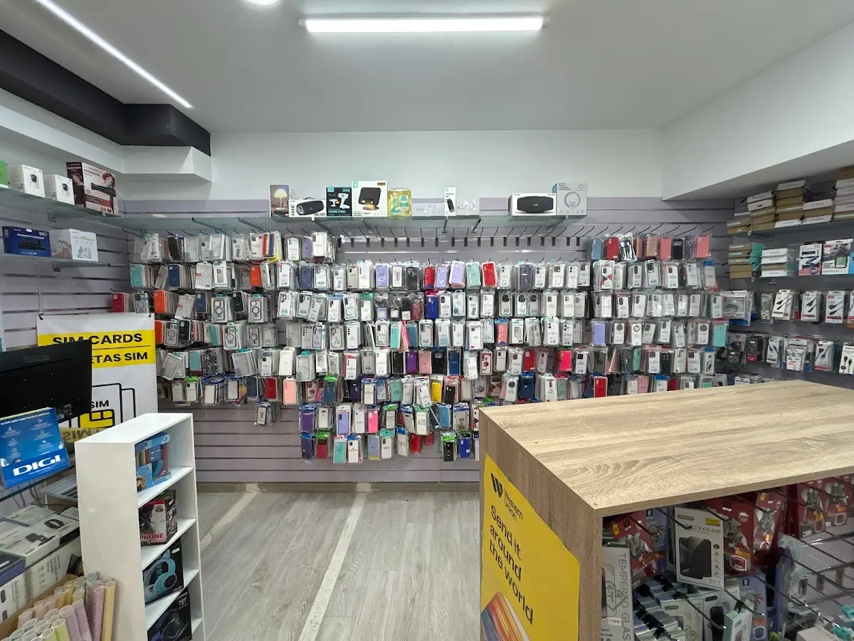 Interior de Fast Mobiles Durango con accesorios para teléfonos expuestos.