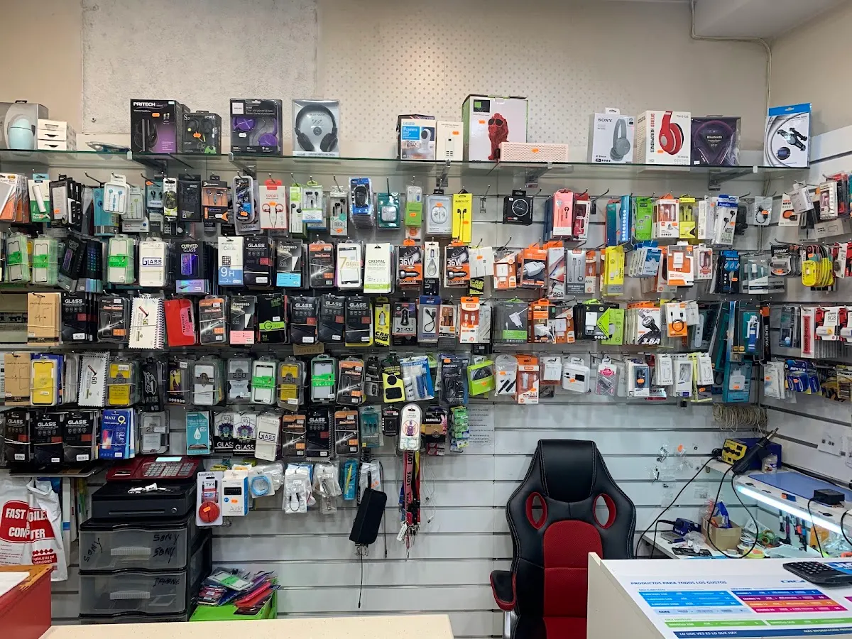 Mostrador y pared de accesorios de telefonía en Fast Mobiles Durango.