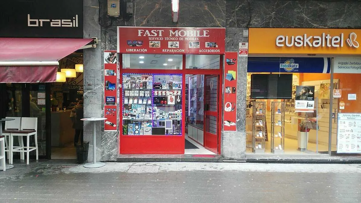 Fachada de FAST MOBILES & COMPUTERS entre otros comercios de Amorebieta-Etxano