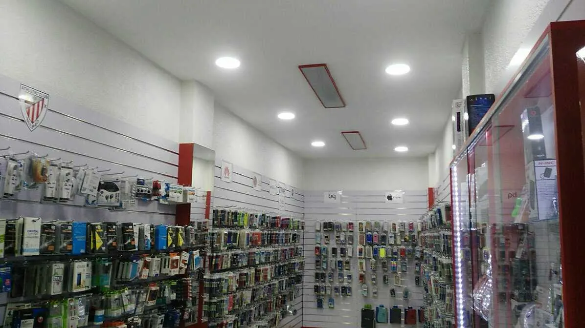 Interior de FAST MOBILES & COMPUTERS con accesorios de telefonía expuestos