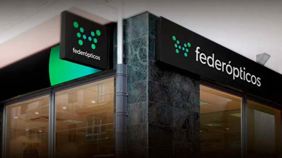 Fachada de Federópticos Apraiz con el rótulo de Federópticos.