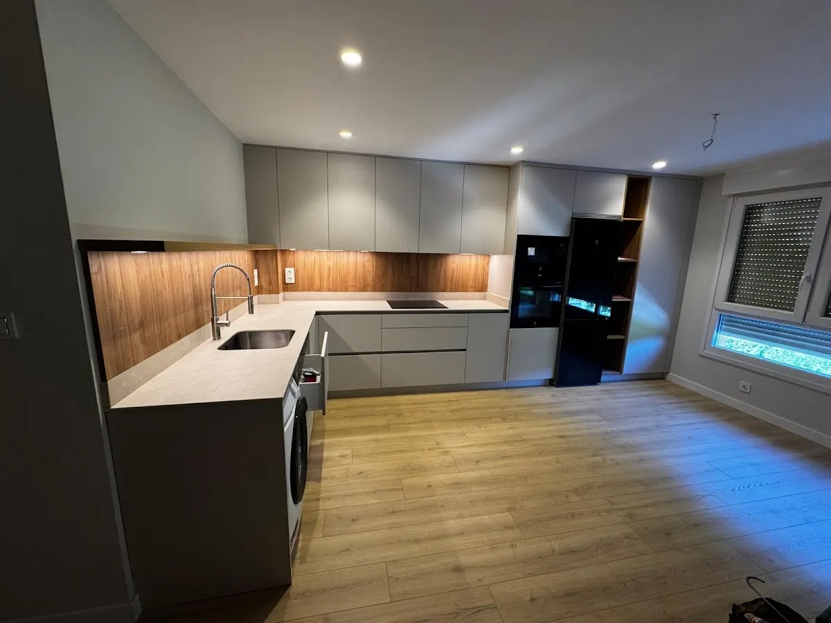 Cocina reformada con mobiliario gris y encimera clara, trabajo asociado a FEREDU SOLUTIONS, SL.