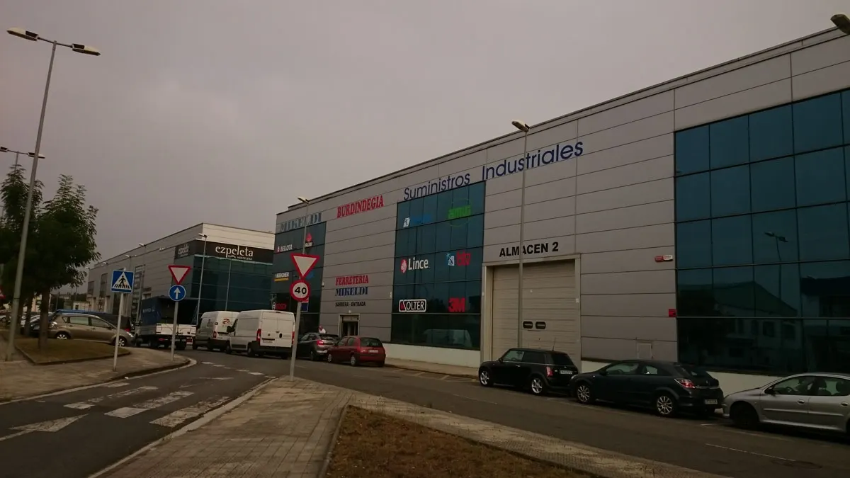 Exterior de Ferretería Mikeldi en un polígono industrial de Abadiño