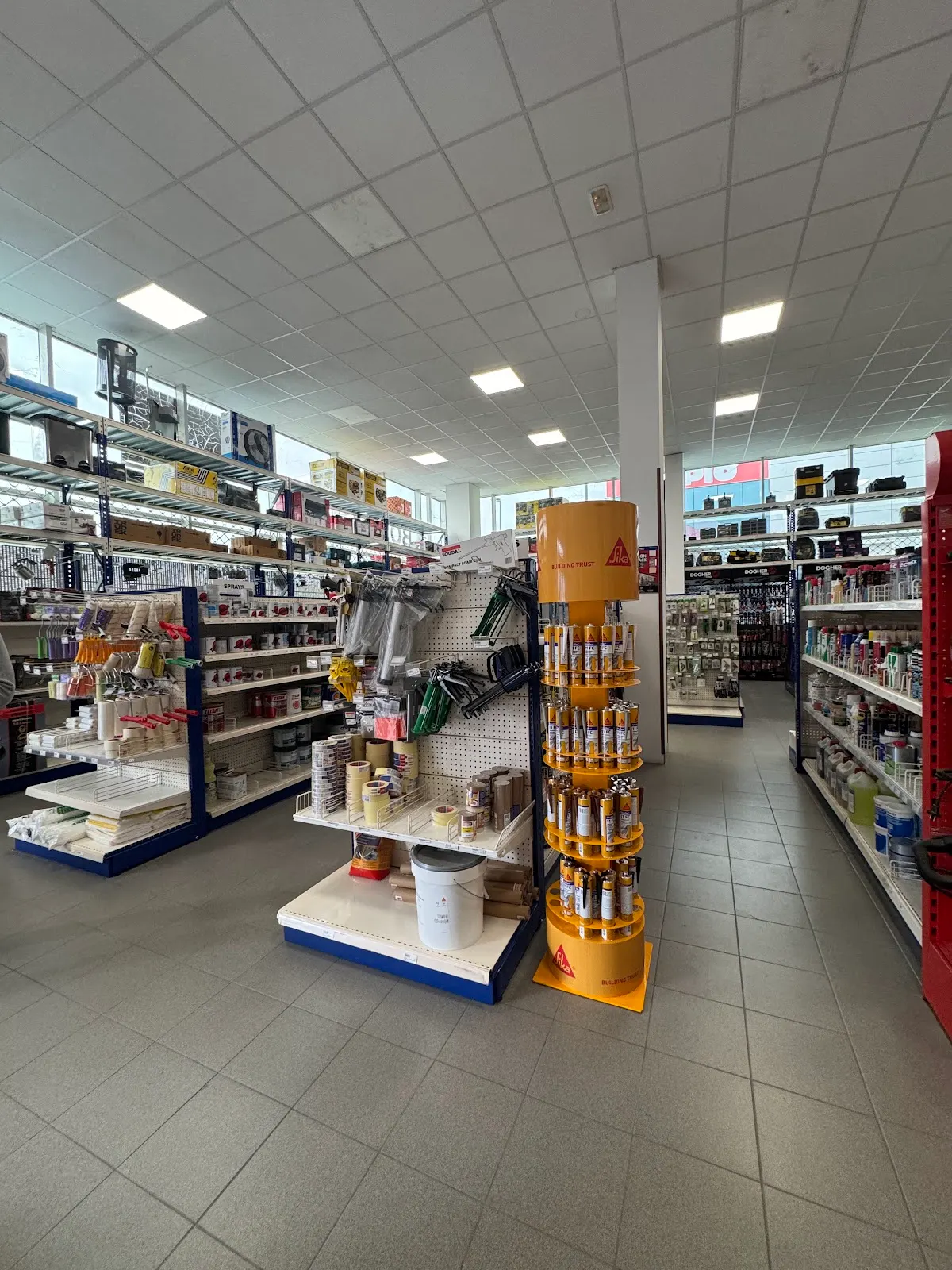 Interior de la tienda Ferretería Mikeldi con estanterías de productos