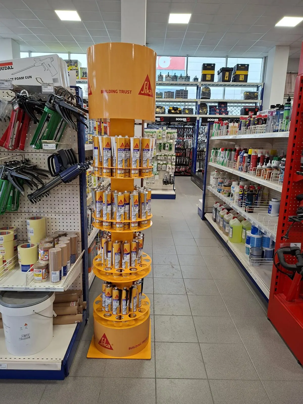 Expositor de productos y pasillo de Ferretería Mikeldi