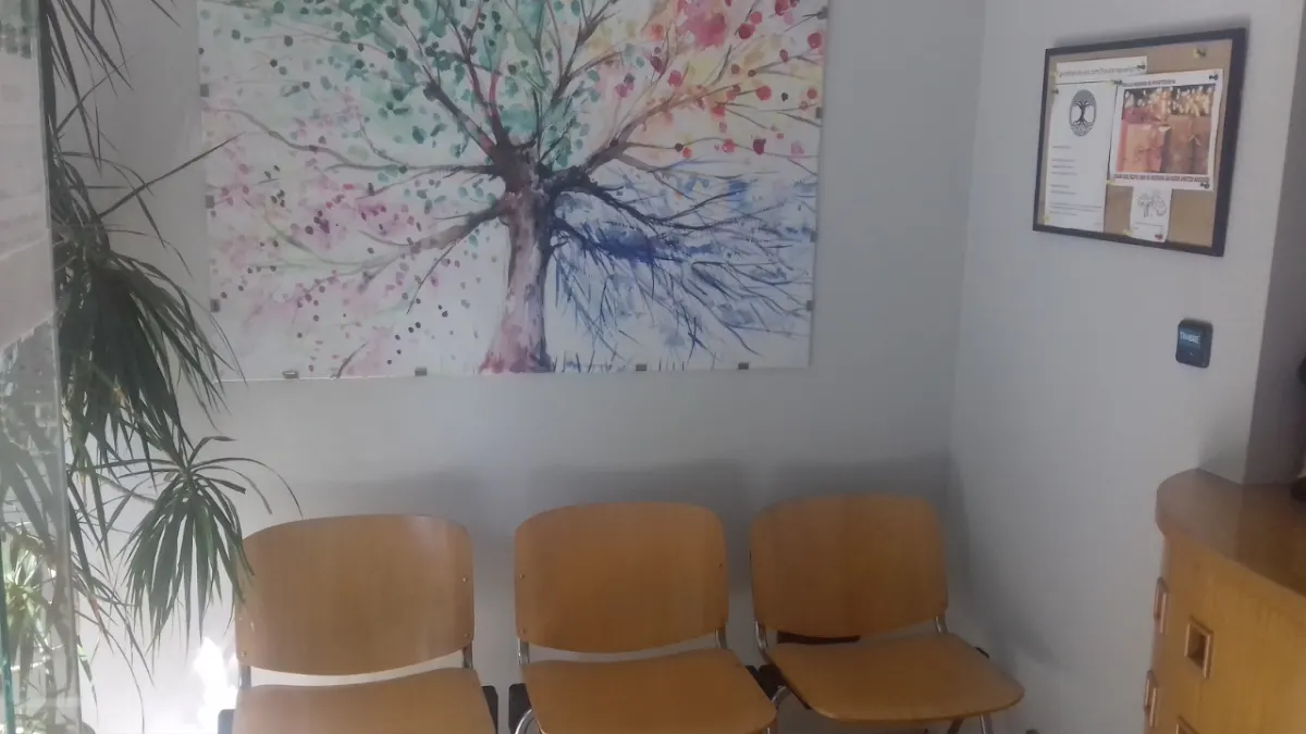 Sala de espera de Fisioterapia Elorrio, con varias sillas y una lámina decorativa.