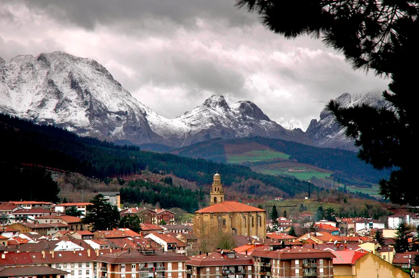 Vista panorámica de Elorrio y las montañas del entorno.