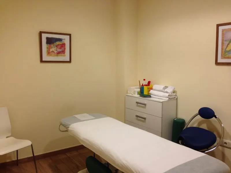 Sala de tratamiento de Fisioterapia Maria Zamakona, con camilla y mobiliario clínico.