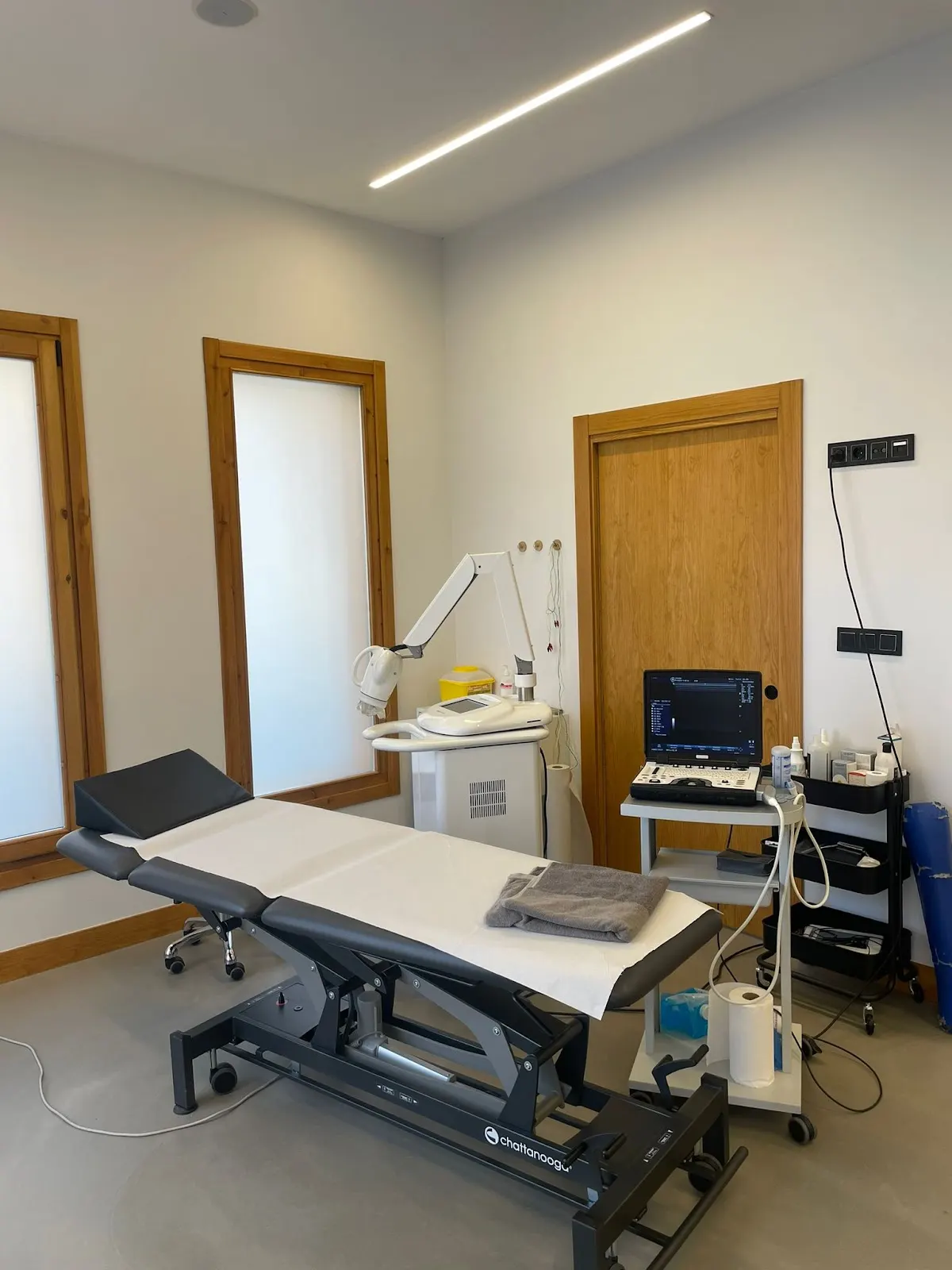 Camilla y equipamiento de una sala de Fisioterapia ONERA