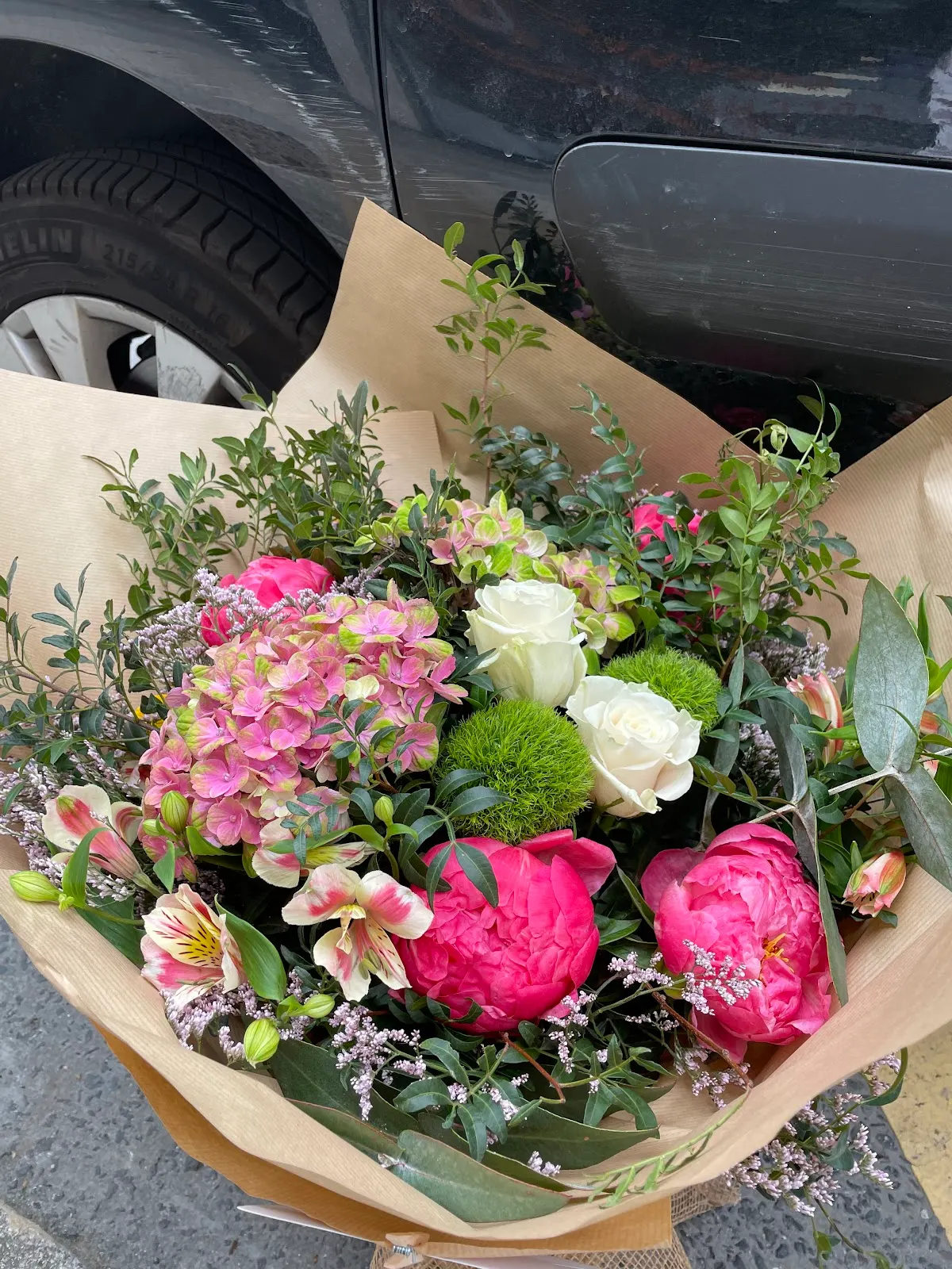 Ramo de flores variadas de FLORISTERIA CENGOTITA, con peonías, rosas y hortensias.