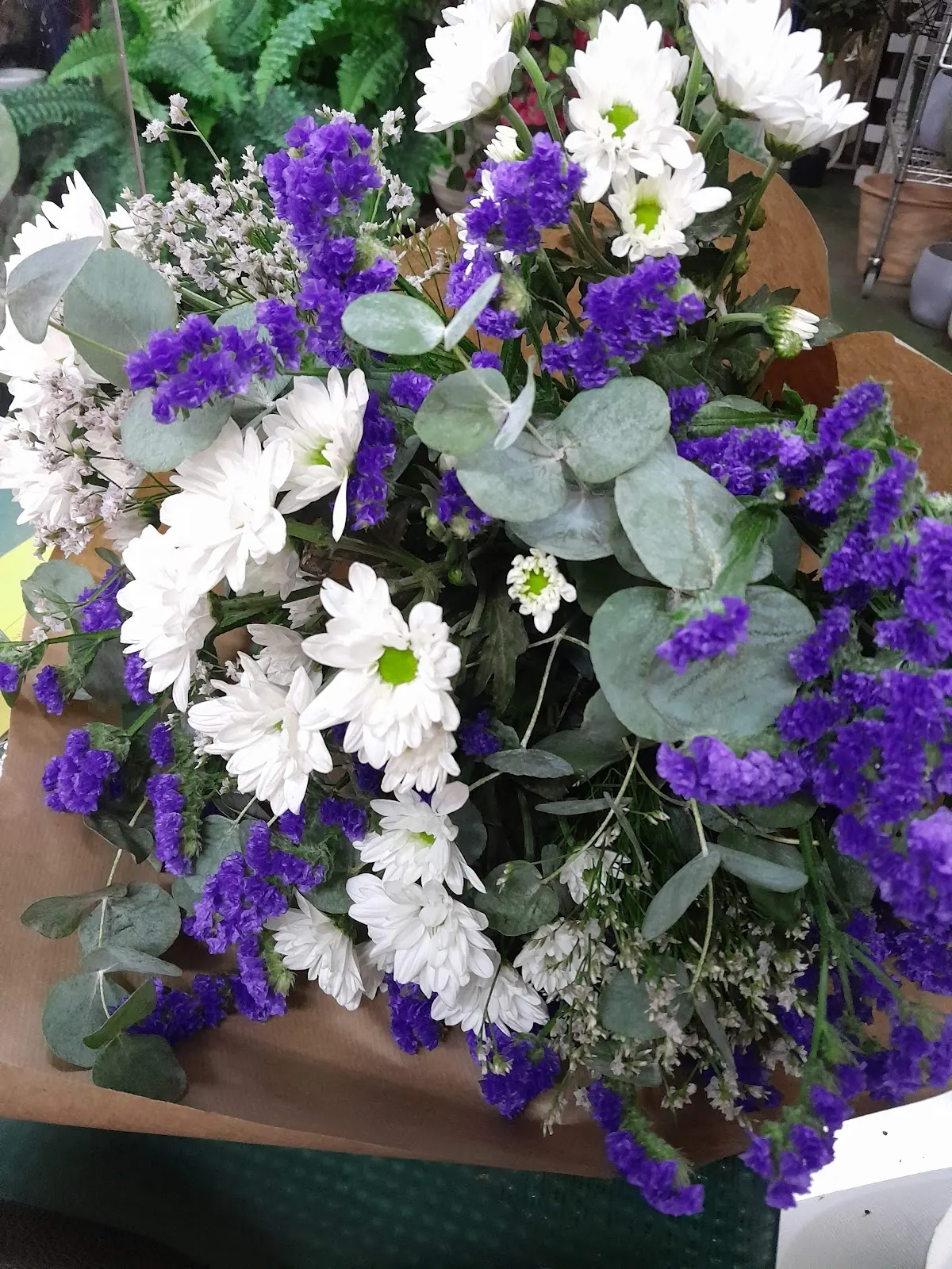 Ramo de flores blancas y moradas de FLORISTERIA CENGOTITA.