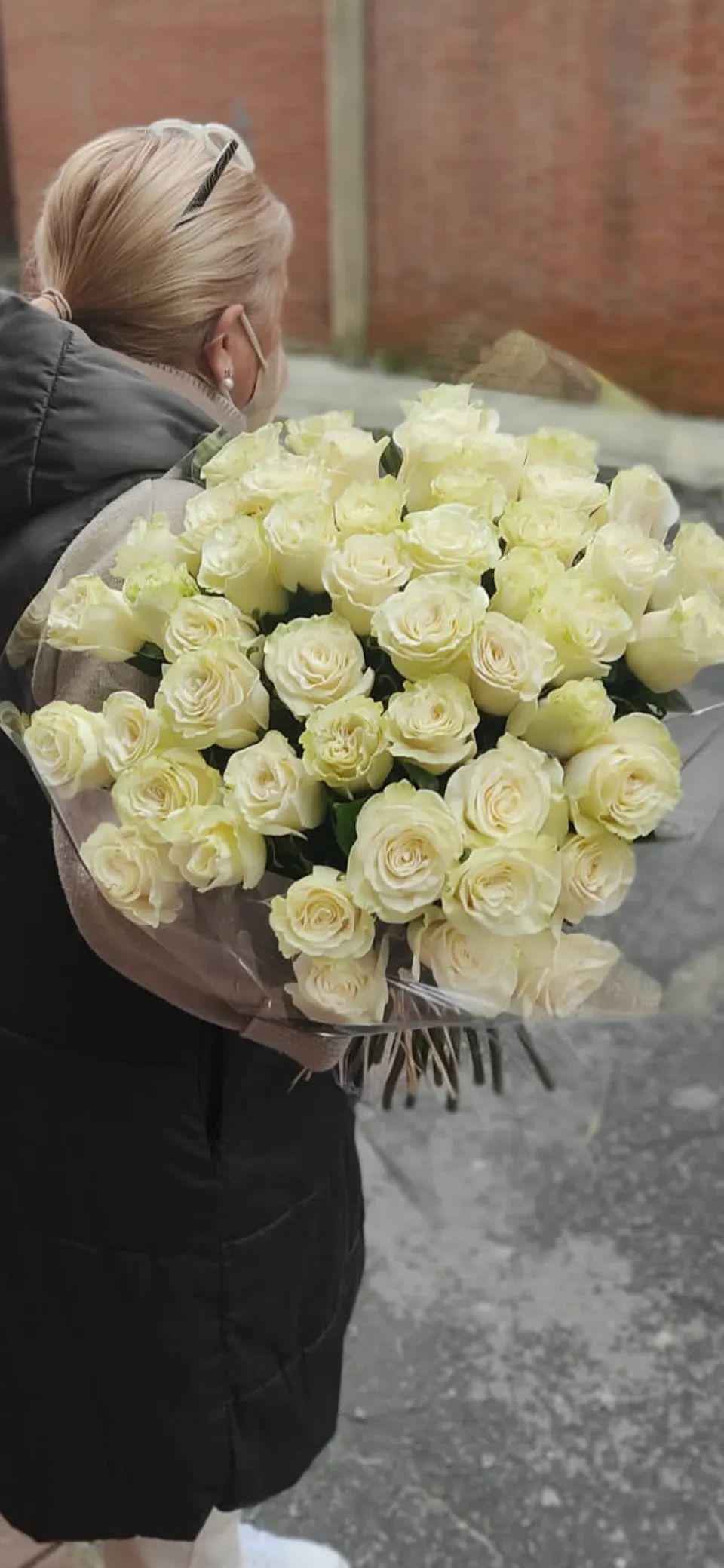 Persona sosteniendo un ramo de rosas blancas de FLORISTERIA CENGOTITA.