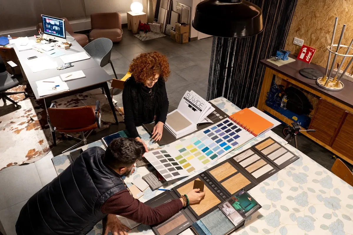 Equipo de FO Soluciones Creativas Interiores trabajando con muestras de materiales y acabados en el estudio.
