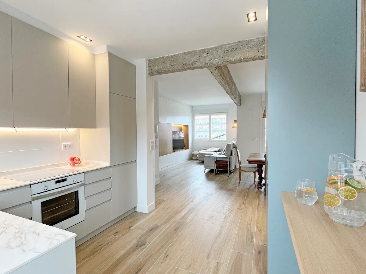 Cocina de diseño integrada en una vivienda reformada.