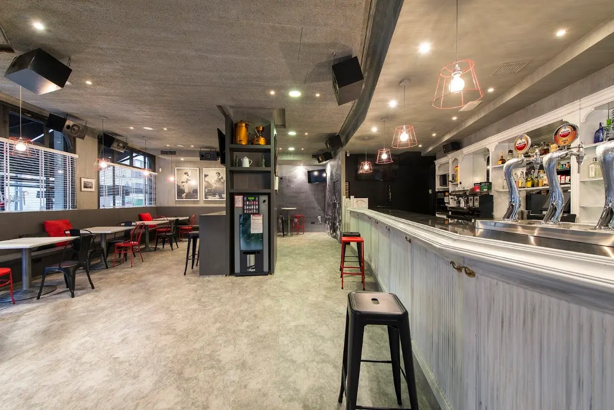 Interior de Fonda Taberna con barra y mesas