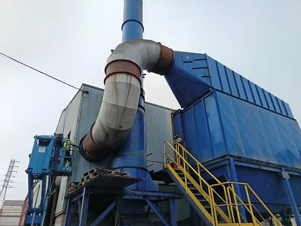 Instalación industrial con conductos y estructura azul de Fontanería e Instalaciones Generales Lorma, S.L.