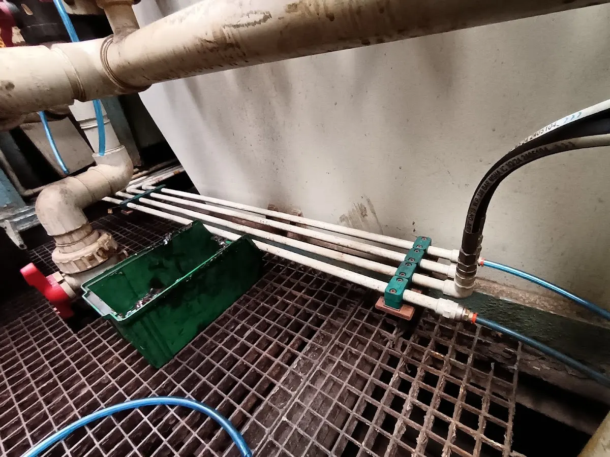 Tuberías sobre una rejilla metálica en una instalación de Fontanería e Instalaciones Generales Lorma, S.L.