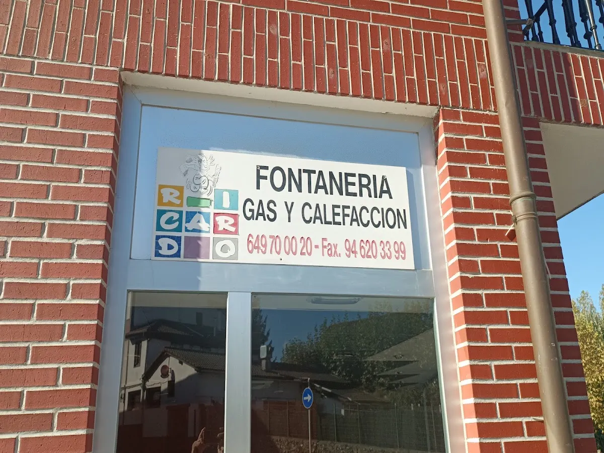 Rótulo de Fontanería Ricardo, gas y calefacción en la fachada del local.
