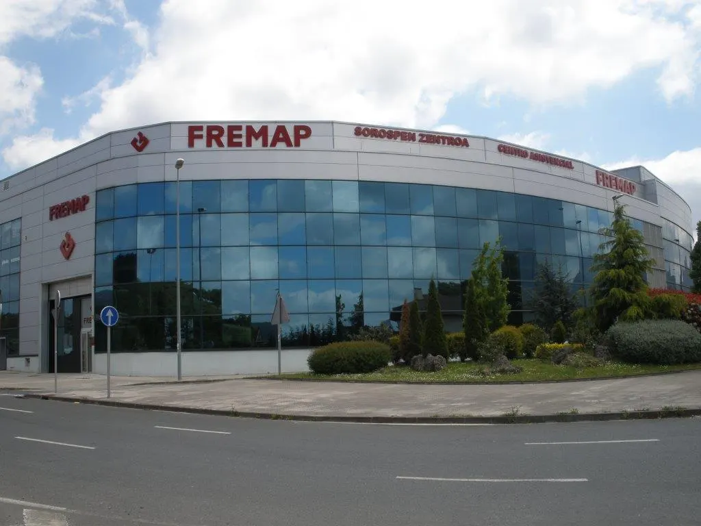 Edificio de FREMAP Abadiño con fachada acristalada