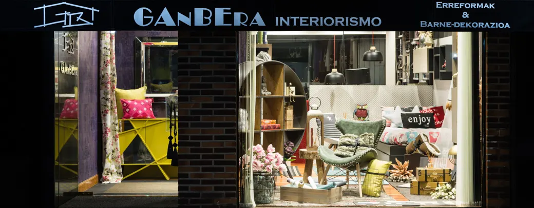 Escaparate de Ganbera Interiorismo con muebles y elementos decorativos