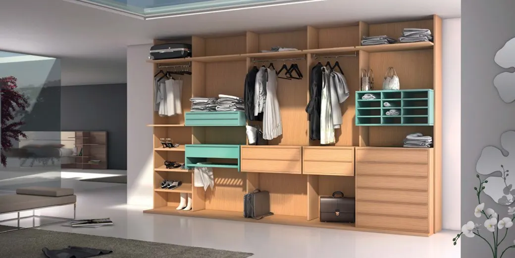 Armario abierto de madera en un dormitorio contemporáneo