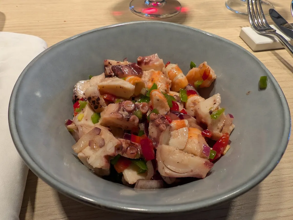Plato de pulpo troceado con verduras en Ganeko Learreta markina.