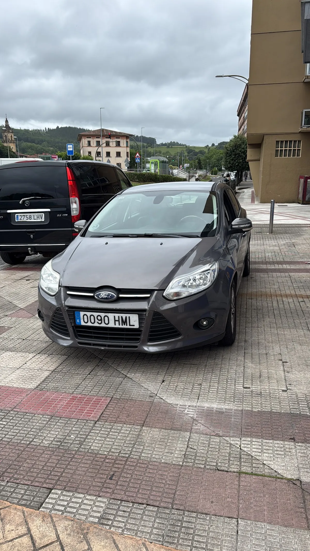 Coche aparcado en el exterior de Garage San Miguel de Iurreta, en Iurreta.