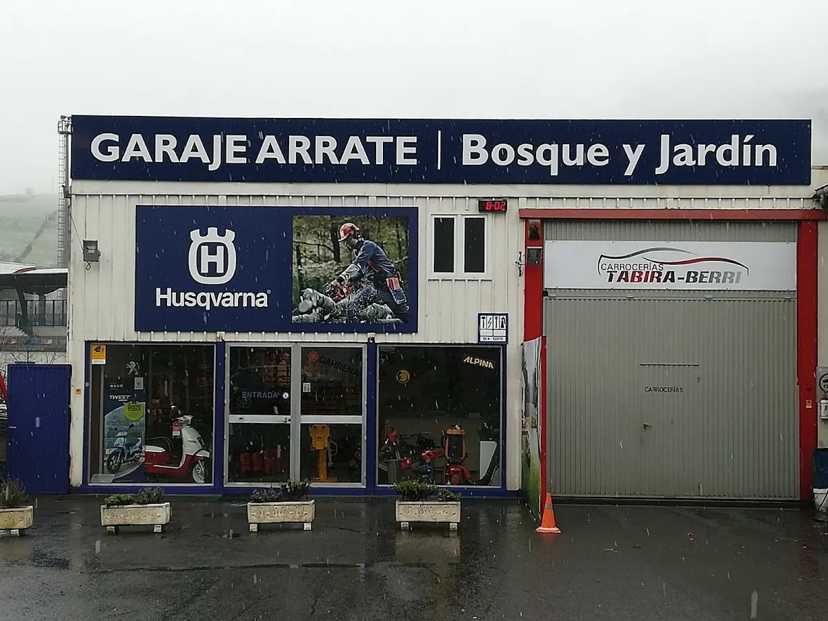Fachada de Garaje Arrate, con el rótulo Bosque y Jardín en Durango.