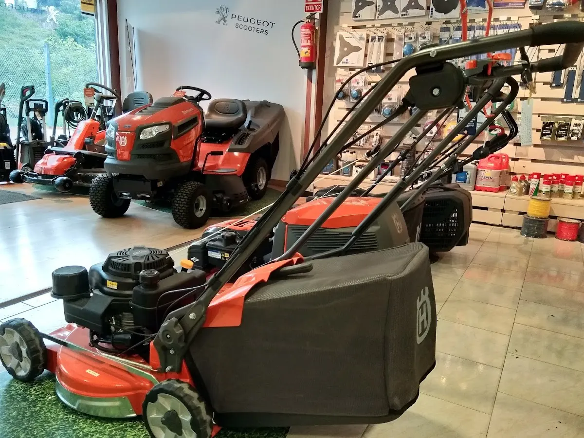 Cortacéspedes y tractor cortacésped expuestos en Garaje Arrate.