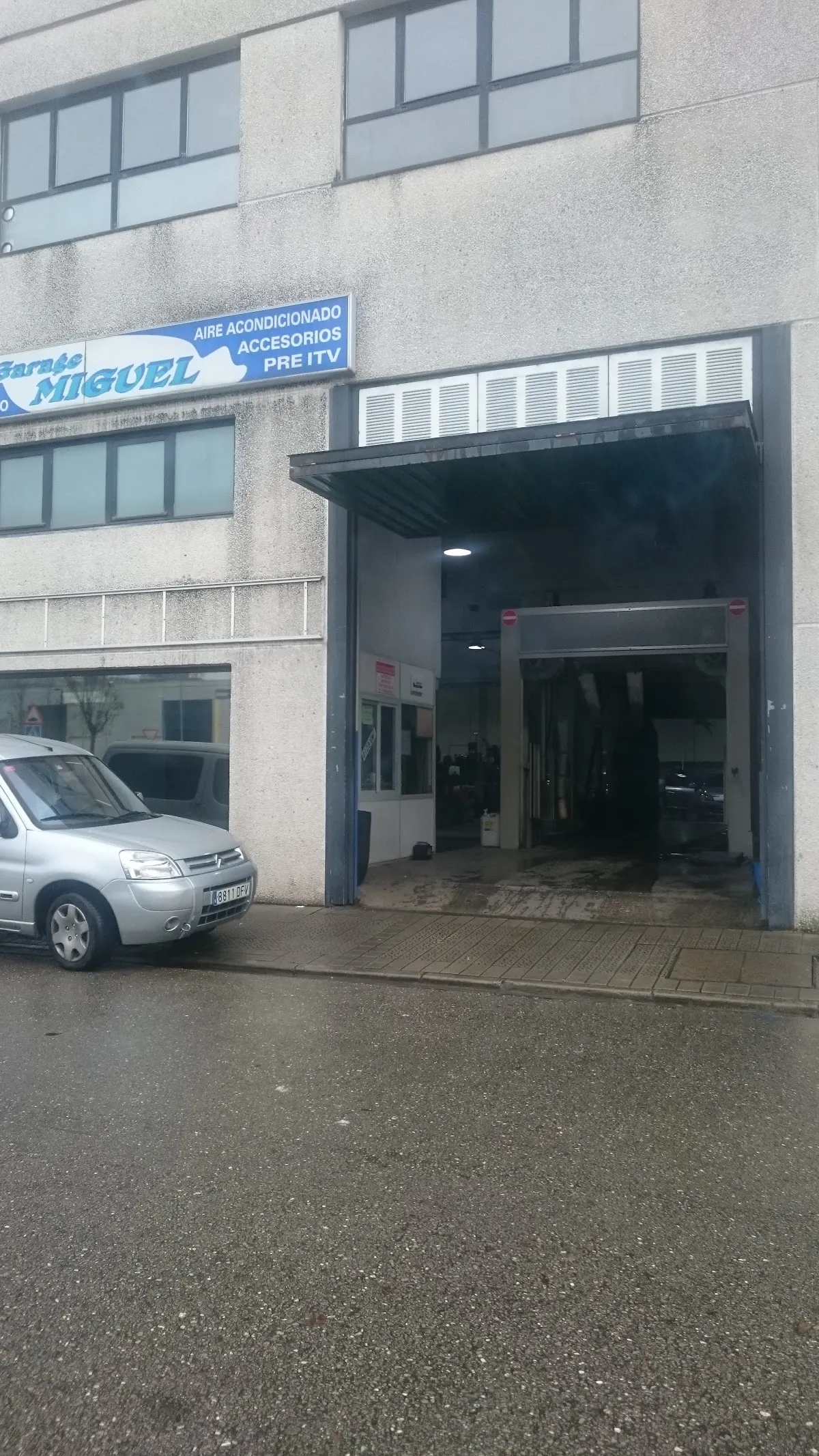 Fachada y entrada de Garaje Miguel SL en Abadiño