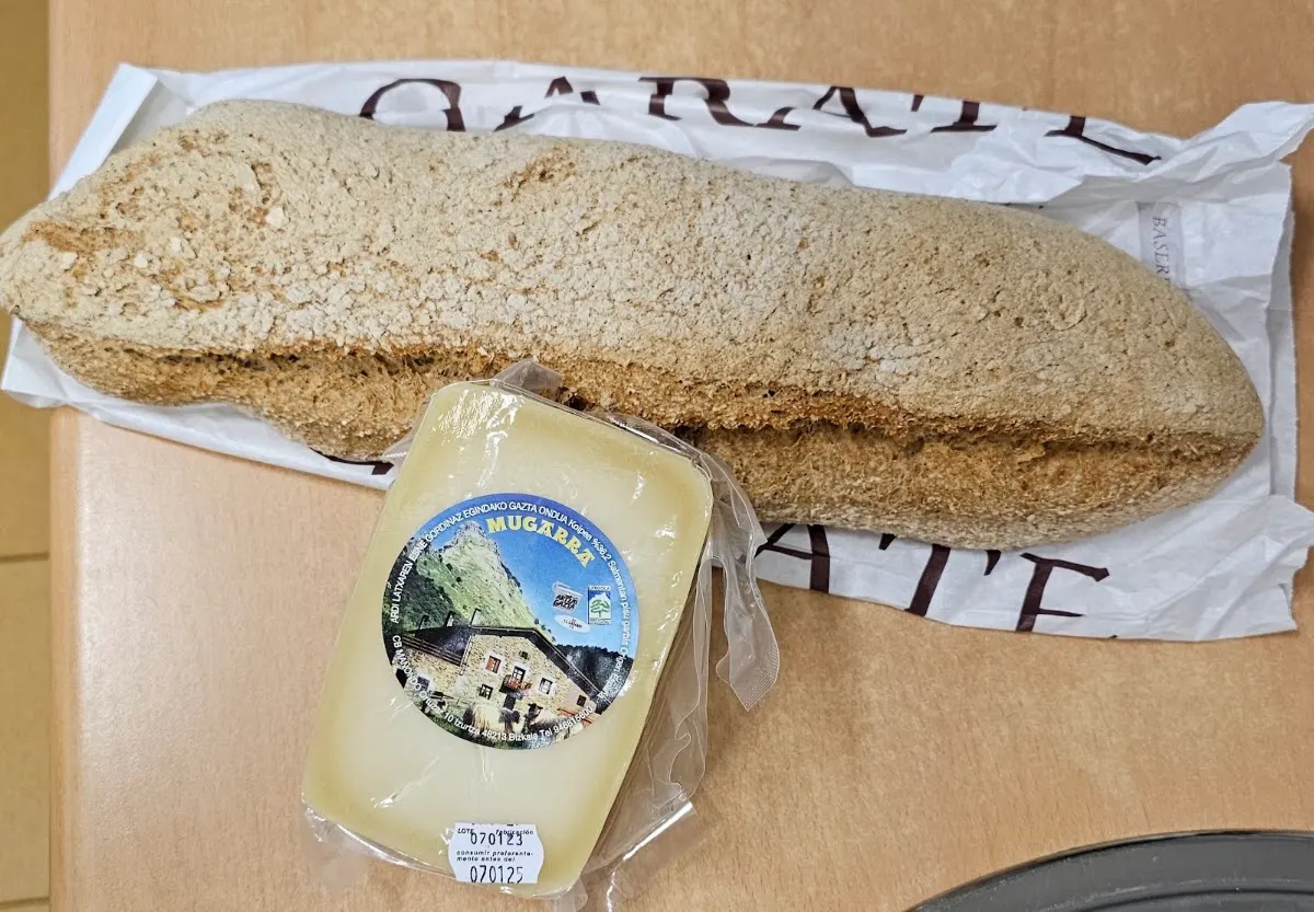 Pan de maíz y queso de caserío de Garate Baserriko Ogia.