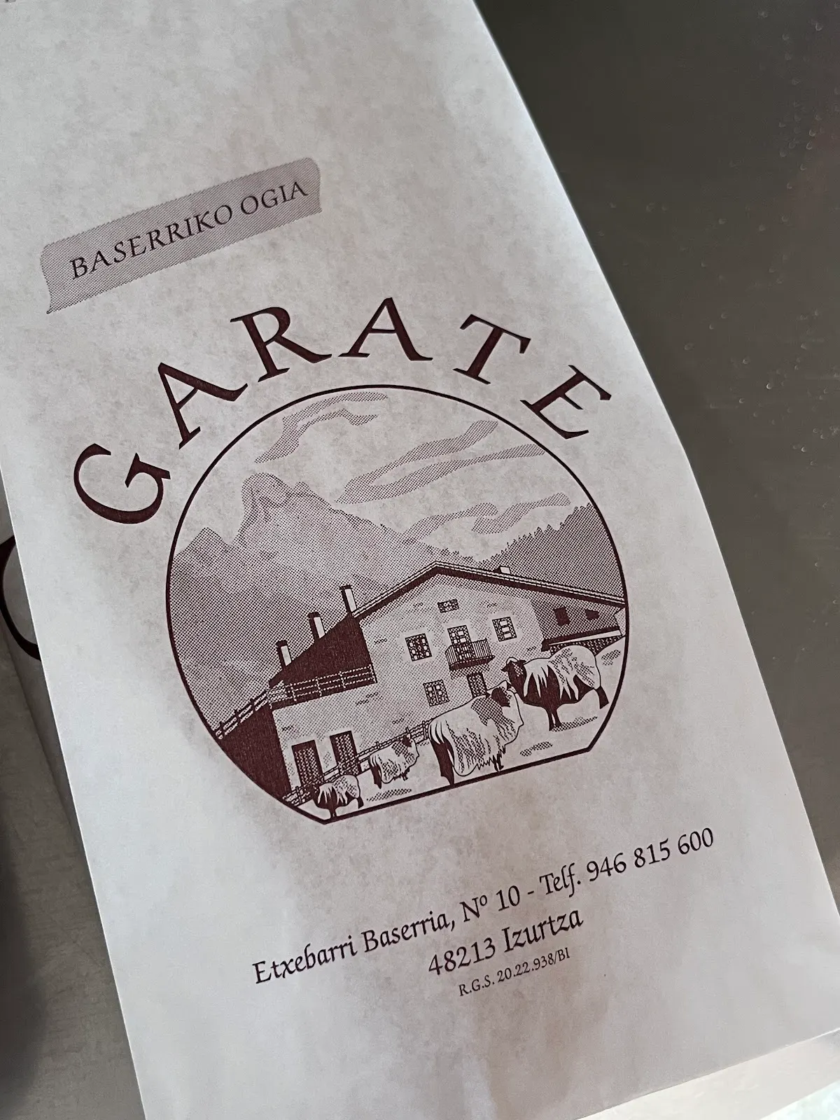 Bolsa de papel de Garate Baserriko Ogia con el nombre del caserío.