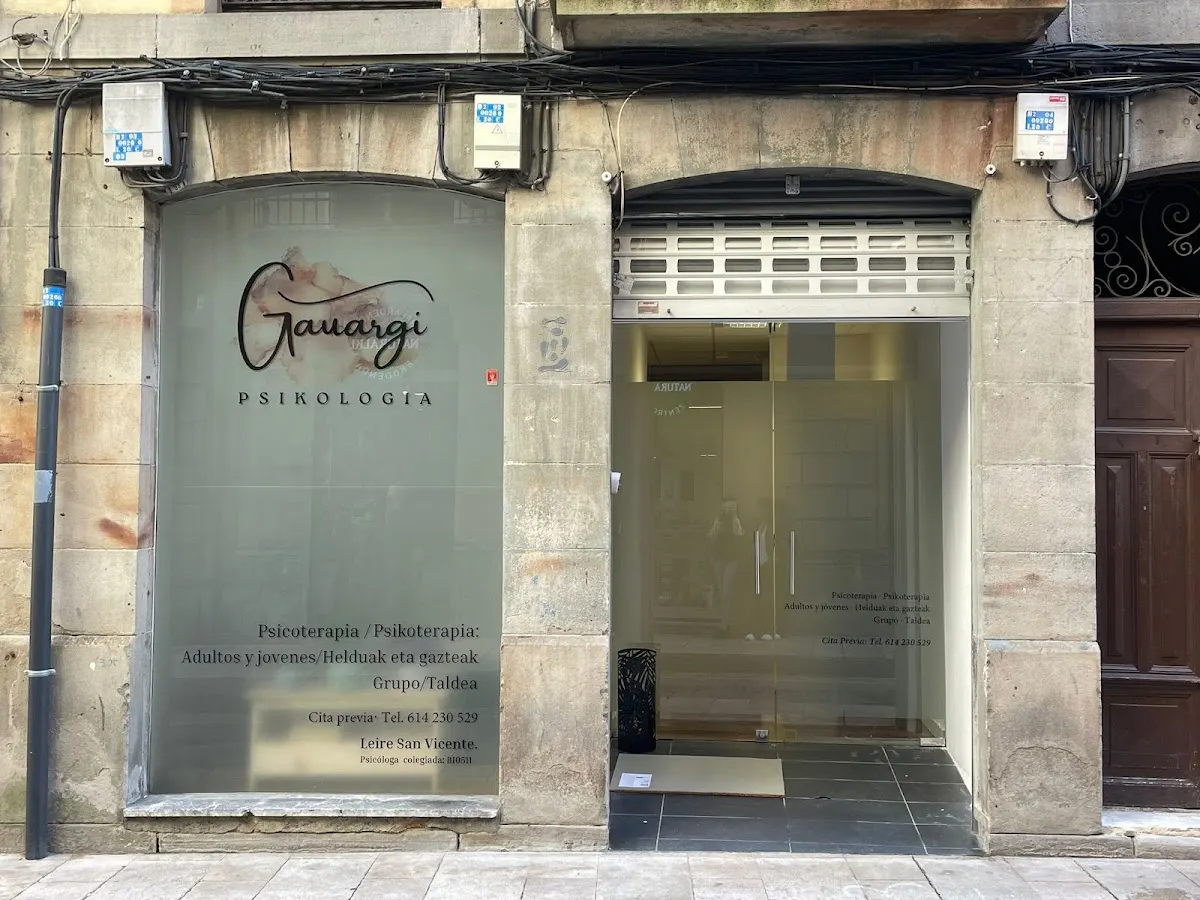 Fachada de Gauargi Psikologia en Durango, con el rótulo del centro en el escaparate.