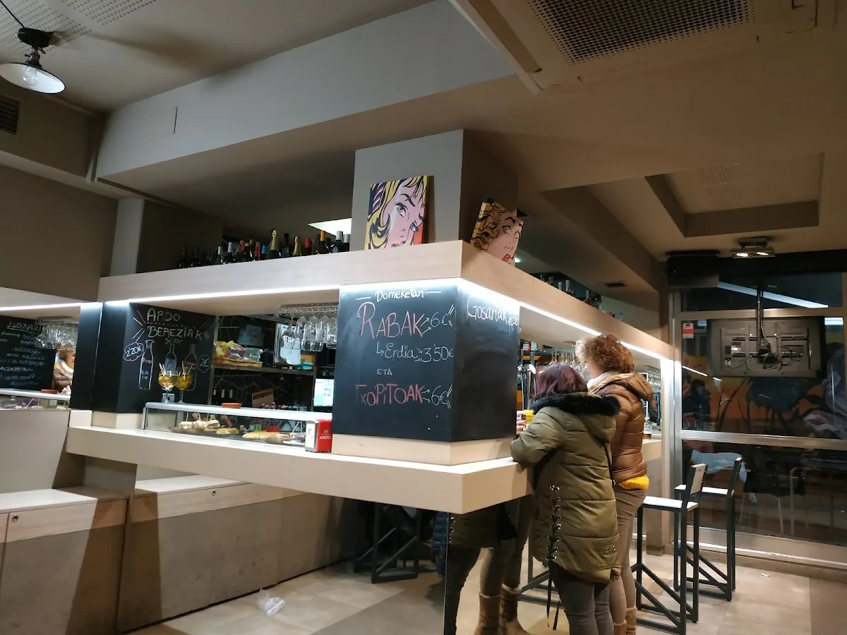 Interior de Gauargi Taberna, con barra y zona de mesas altas.